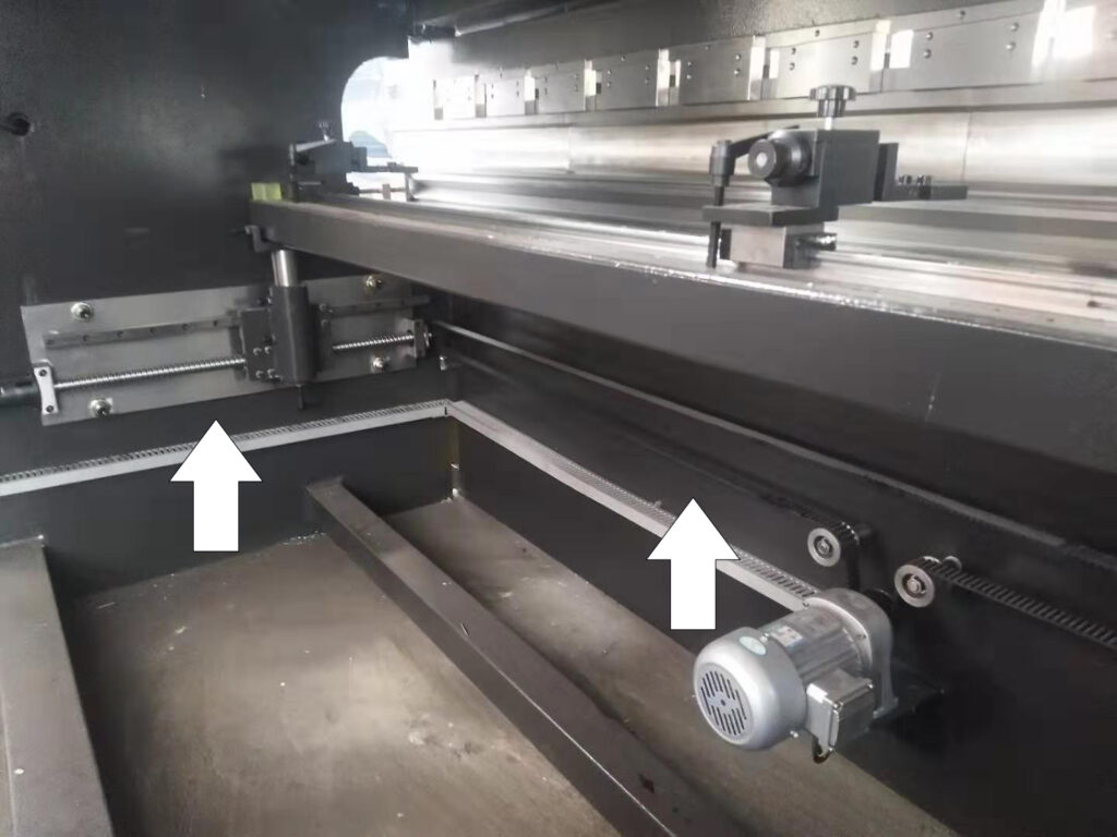 hidraulikus-lemezhajlito-hatso-tamaszto-oldalrol